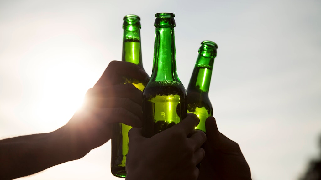 Zu viel Alkohol schadet nachweislich dem Gehirn.