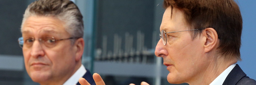 Bundesgesundheitsminister Karl Lauterbach (SPD) mit Lothar Wieler (l.), Präsident des Robert Koch-Instituts