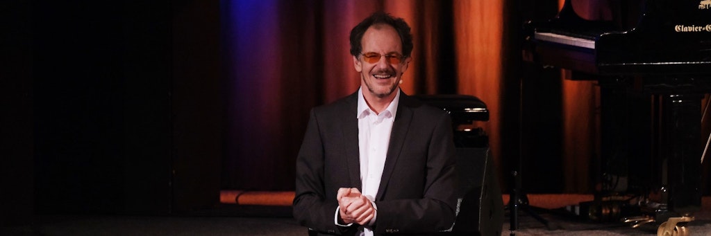 „Dein Lovesong – Kabarett-Liebe-Geld“ heißt das neue Programm von Chin Meyer.