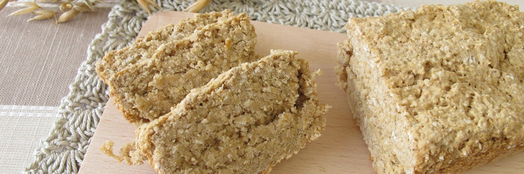 Leckeres Haferflocken-Brot kann man zu Hause superschnell und supergünstig selbst machen.