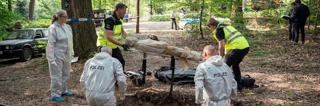 Rechtsmedizinerin Dr. Greta Leitner (Sybille Schedwill, l.) lässt eine Leiche bergen. Bei Vorbereitungen für eine Urnenbeisetzung in einem Bestattungswald wurde das Mordopfer entdeckt.