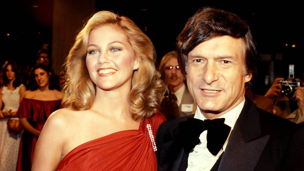Hugh Hefner mit seiner Ex-Freundin Sondra, die nun schwere Anschuldigungen erhebt.