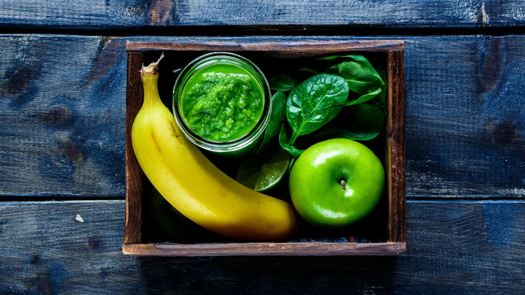 Banane, Apfel und Spinat sind die Hauptzutaten für diesen leckeren, grünen Smoothie.