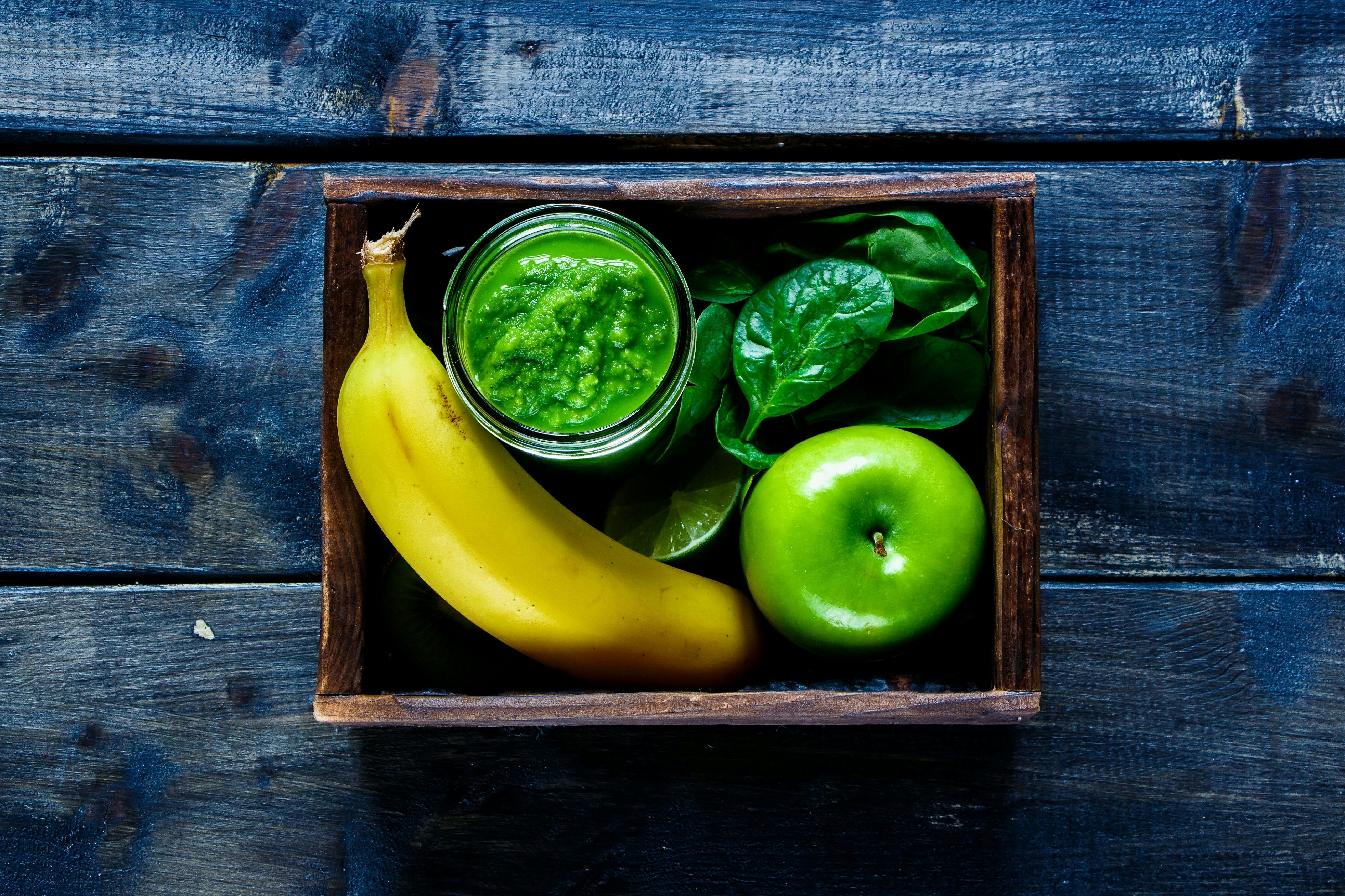 Leckerer grüner Smoothie mit Spinat, Apfel und Banane: Dieser Drink ist ...