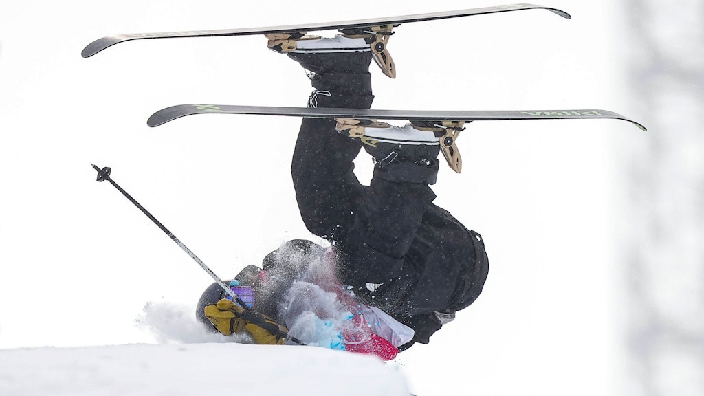 Ben Harrington sorgte für einen Olympia-Schreck. Der Neuseeländer knallte mit dem Rücken auf die Halfpipe-Kante, soll sich aber zum Glück nicht schwer verletzt haben.