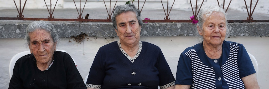 Efstratia Mavrapidou (links) ist im Alter von 96 Jahren gestorben. Zusammen mit Emilia Kamvisi (Mitte) und Maritsa Mavrapidi wurde sie 2015 berühmt.
