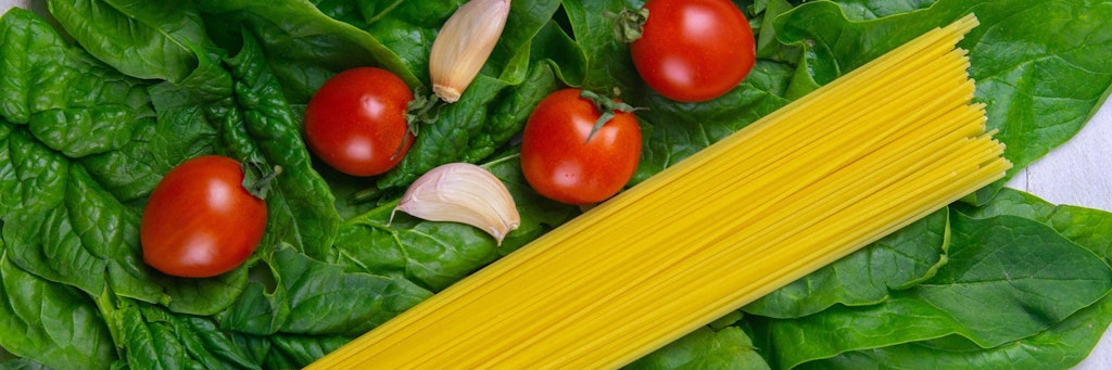 Spaghetti mit Spinat, Tomaten und Knoblauch sind unfassbar lecker.
