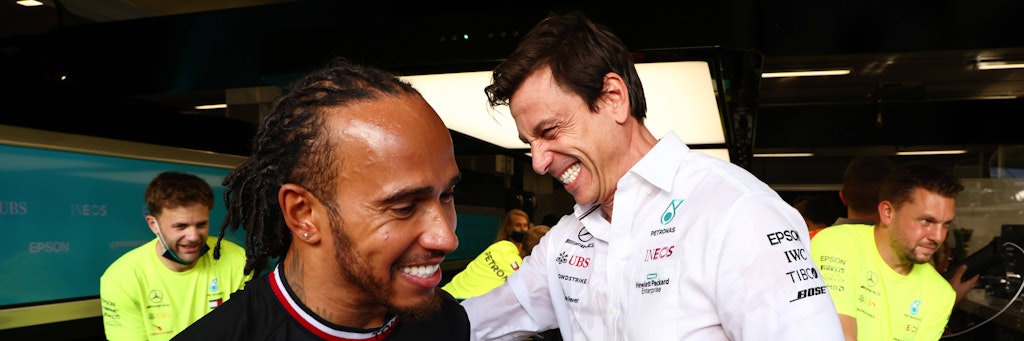 Haben nach der Entlassung von Formel-1-Rennleiter Michael Masi wieder gut lachen: Mercedes-Teamchef Toto Wolff und Lewis Hamilton.