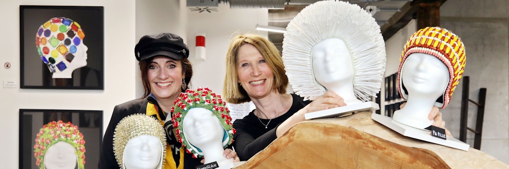 Katja Schnetzke (52) und Beate Kothe (55) machen Badekappen-Kunst. Mit einer Ausstellung wollen die beiden auf Krankheiten aufmerksam machen, für die es keine Diagnose gibt.