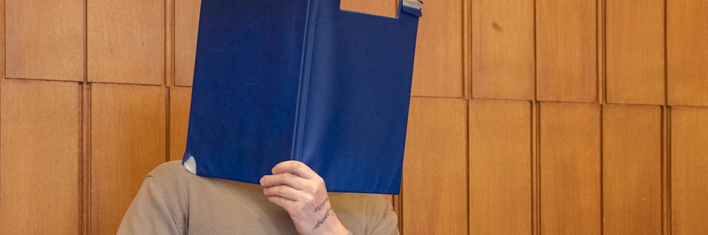 Der Angeklagte Kai M. soll als Paketbote haufenweise Sendungen entsorgt haben.