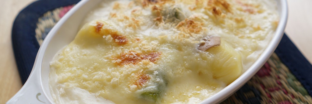 Weißer Spargel wird mit Schinken und Ei zu einem leckeren Auflauf.