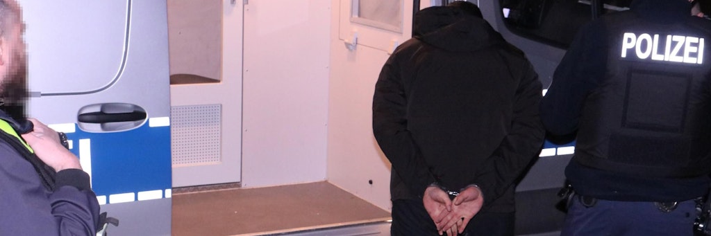 Ein Verdächtiger bei seiner Festnahme.