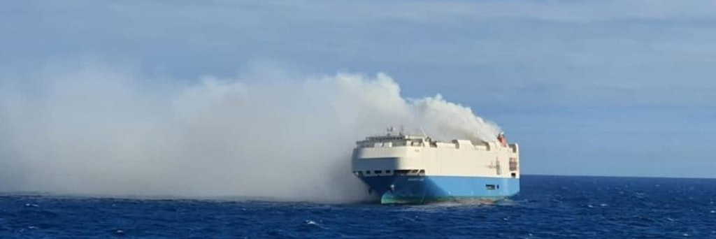 Mitten auf dem Meer brennt das Frachtschiff „Felicity Ace“, das 4000 Autos von Deutschland in die USA exportieren sollte.