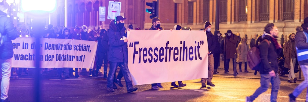 Impfgegner-Proteste in Berlin unter dem Motto Fressefreiheit. Im Januar sind in Berlin mehrere hundert Demonstranten vom Alexanderplatz zum ZDF-Hauptstadtstudio gelaufen und haben dort eine Kundgebung abgehalten.