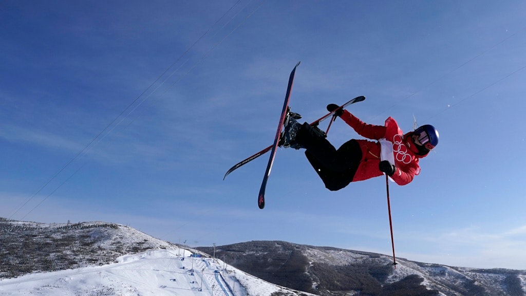 Ski-Freestyle-Star Eileen Gu hat in ihrem dritten Wettbewerb bei den Winterspielen in Peking ihr zweites Olympiagold gewonnen.