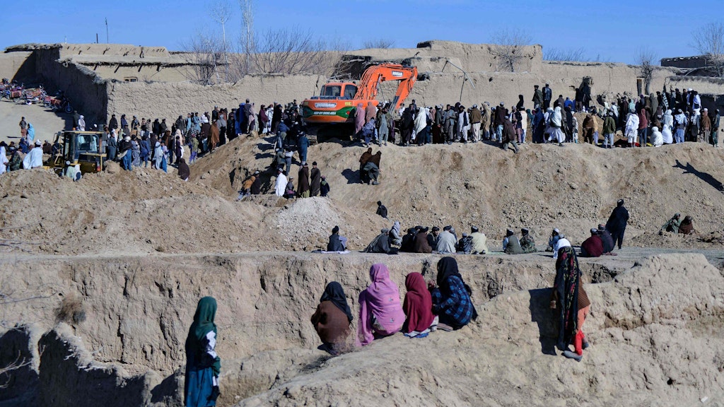 Schaulustige an der Unglücksstelle in Afghanistan.