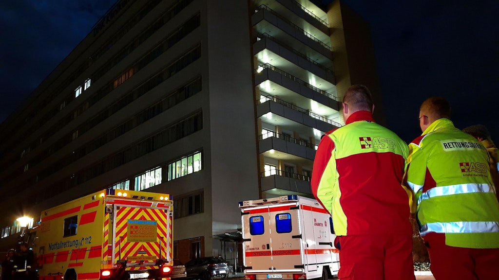 Fahrzeuge der Rettungsdienste vor dem Krankenhaus in Köpenick. Sicherheitshalber wurden Patienten der Intensivstation evakuiert.