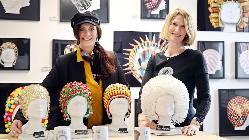 Mit Freude und einem Augenzwinkern wollen Katja Schnetzke und Beate Kothe auf ein ernstes Thema aufmerksam machen.