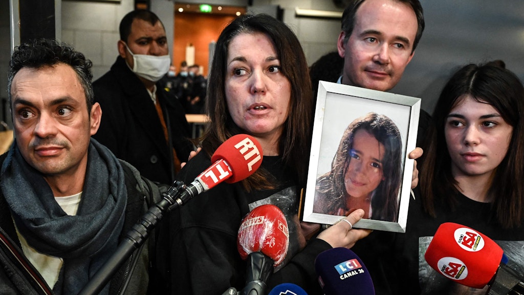 Maëlys' Mutter Jennifer Cleyet-Marrel steht mit einem Bild ihrer ermordeten Tochter vor dem Gerichtsgebäude.