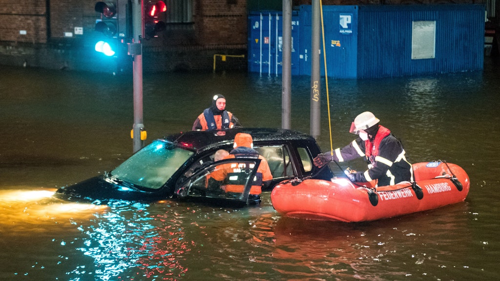 Feuerwehrleute retten in der Hamburger Speicherstadt einen Mann aus seinem Auto, der zuvor versehentlich in das Wasser gefahren war.
