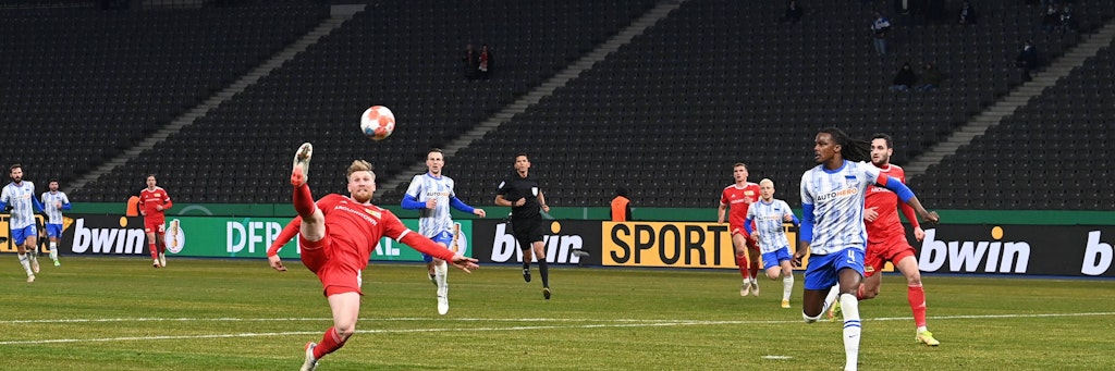 Und hoch das Bein, das Ding muss rein: Unions Andreas Voglsammer erzielt artistisch das 1:0 gegen Hertha BSC beim 3:2-Sieg der Eisernen im Pokal-Achtelfinale.