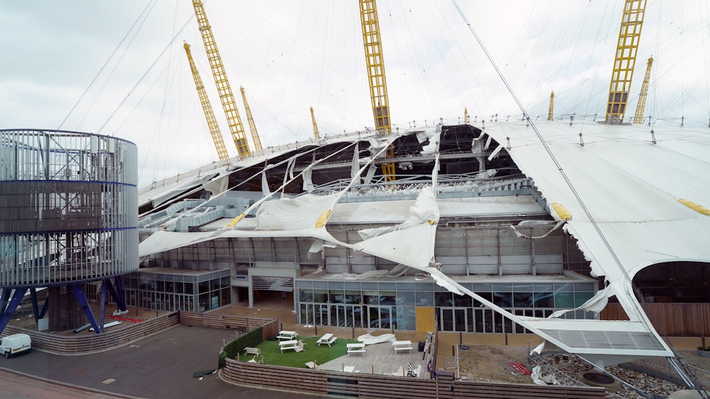 Das Dach der O2 Arena im Südosten Londons wurde durch den Sturm zerstört.