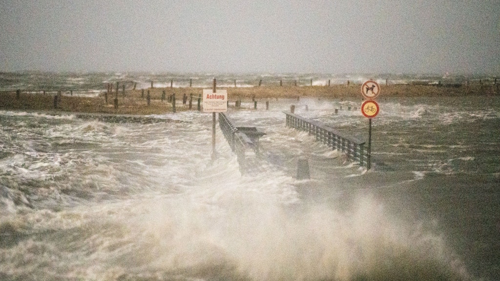 Über die Nordsee zieht auch das neue Sturmtief zu uns. Hier wird Büsum von „Zeynep“ getroffen.