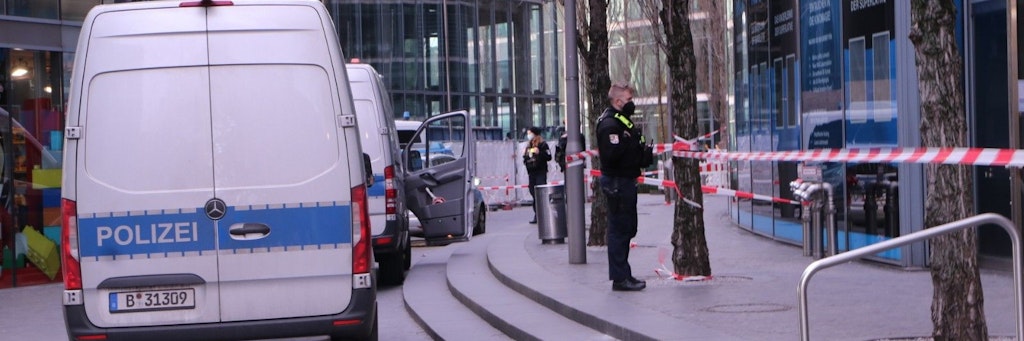 Die Polizei sperrte den Tatort mit Flatterband ab.