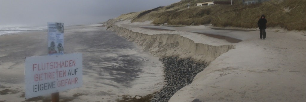 Am Uferweg wird vor Sturmschäden gewarnt. Die Nordseeinsel Wangerooge hat im Sturm etwa 90 Prozent ihres Badestrandes eingebüßt.