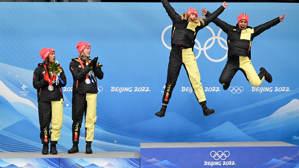 Laura Nolte (2.v.r.) und Deborah Levi (r) springen bei der Siegerehrung vor Freude in die Luft. Mariama Jamanka (l) und Alexandra Burghardt (2.v.l.) applaudieren.