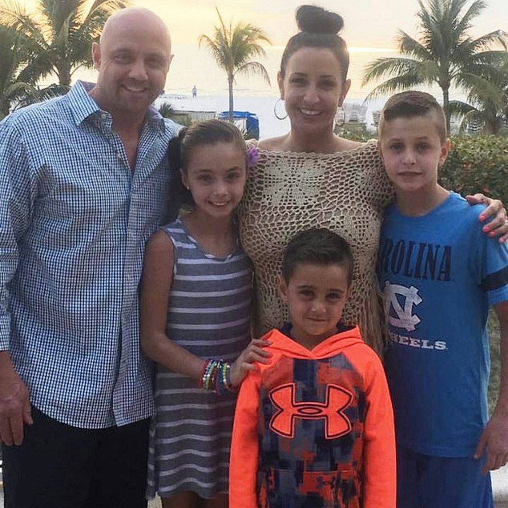 Ava mit ihrer Familie. Sie sind nach der Bluttat umgezogen.