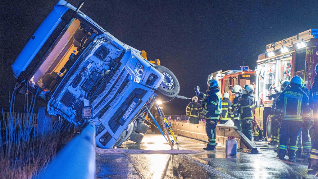Von einer Orkan-Böe erfasst: Dieser 40-Tonnen-Lkw kippte auf der Fehmarnsundbrücke um.