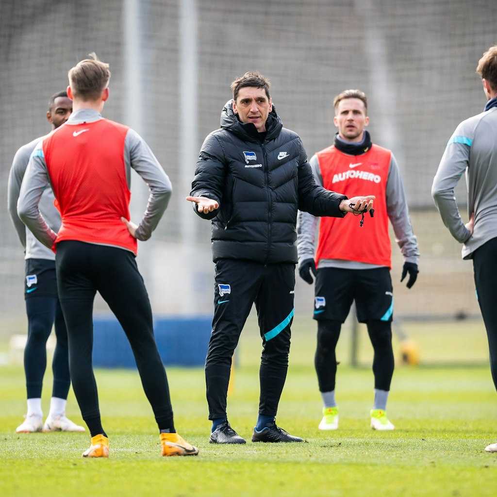 Tayfun Korkut versucht beim Training seien Spielern etwas zu erklären.