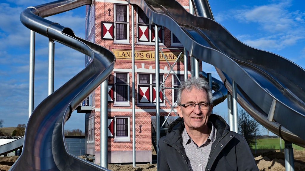 Theo Roelofs am holländisch anmutenden, 21 Meter hohen Rutschen-Turm.
