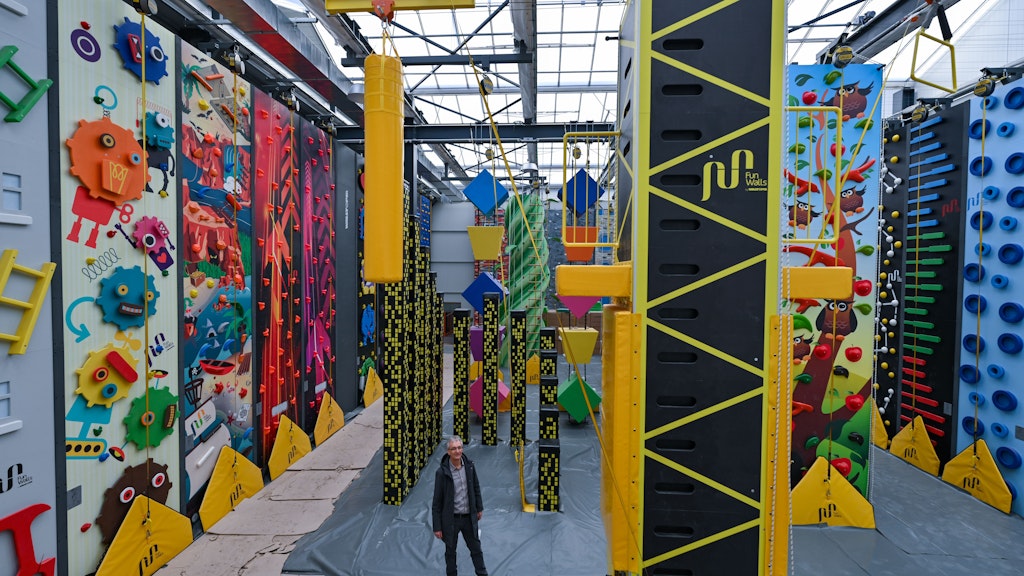 Bauherr Theo Roelofs, ganz klein in der Kletterhalle.