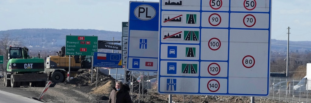 Eine Frau steht auf einer Straße in der Nähe eines Grenzübergangs zwischen Polen und der Ukraine. Die EU bereitet sich für den Fall eines russischen Angriffes auf einen möglichen Zustrom von Kriegsflüchtlingen vor.