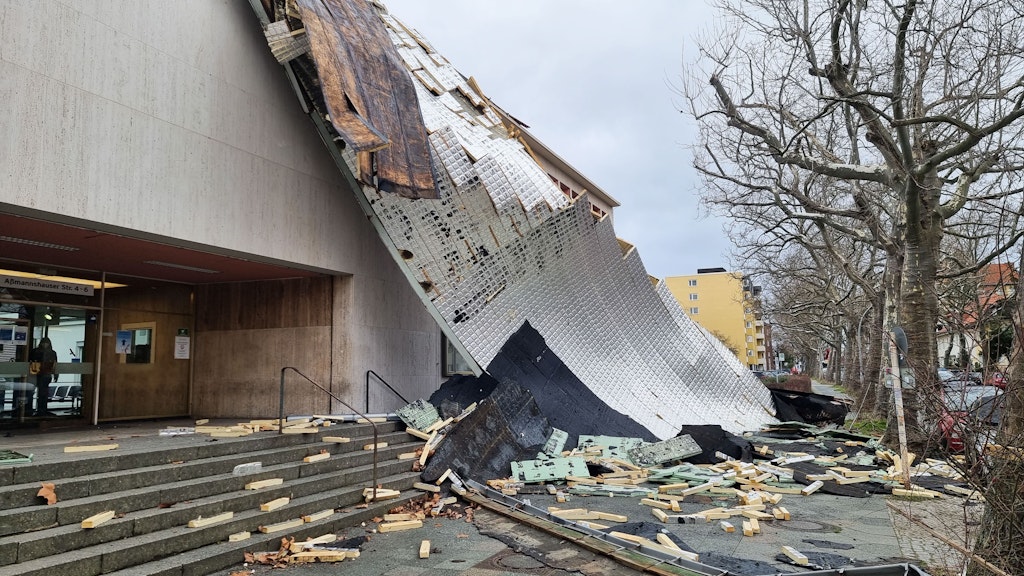 Große Teile des Daches vom Charité-Centrum für Zahn-, Mund- und Kieferheilkunde in der Aßmannshauser Straße liegen auf dem Gehweg.