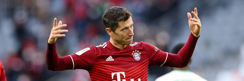 Robert Lewandowski muntert seine Bayern-Mitspieler nach seinem Treffer zum 3:1 auf.