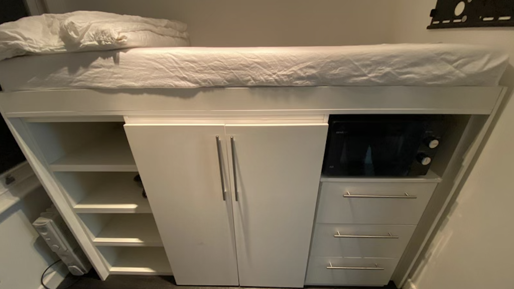 Die Mikro-Wohnung beinhaltet gerade einmal Platz für ein Bett mit etwas Stauraum darunter.