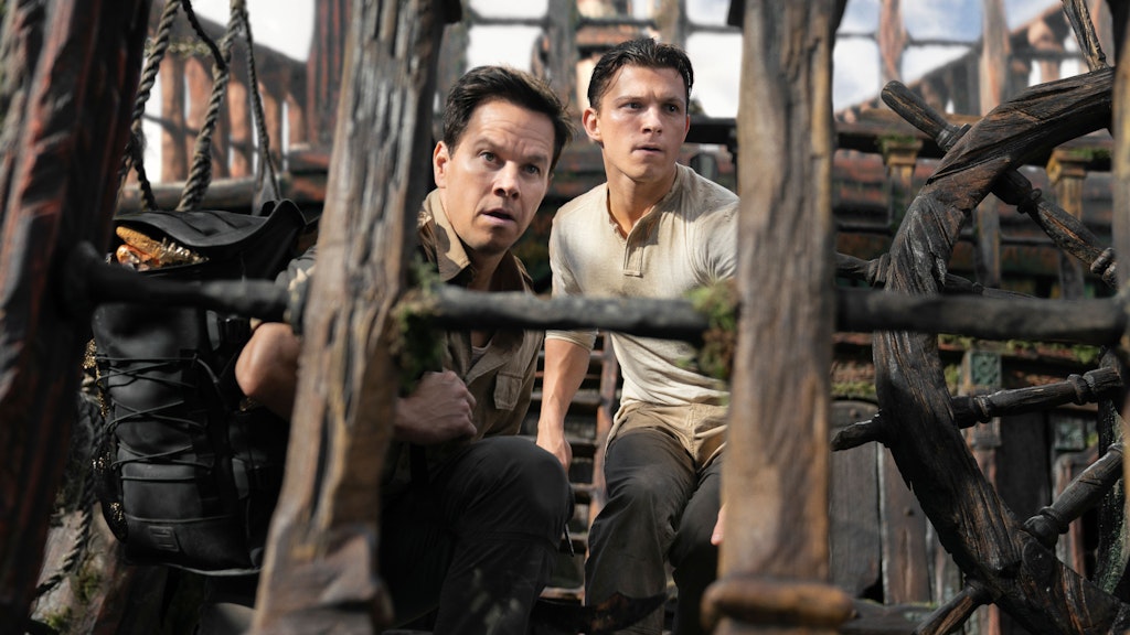 Mark Wahlberg und Tom Holland in einer Szene des Films „Uncharted“.