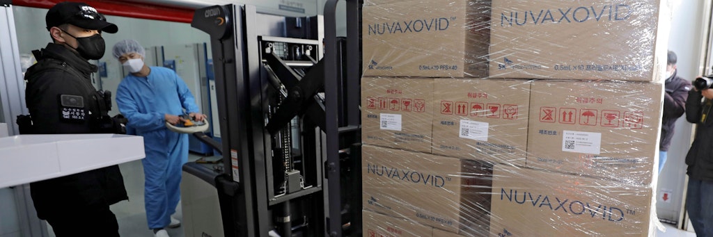 Der neue Novavax-Impfstoff wird verladen.