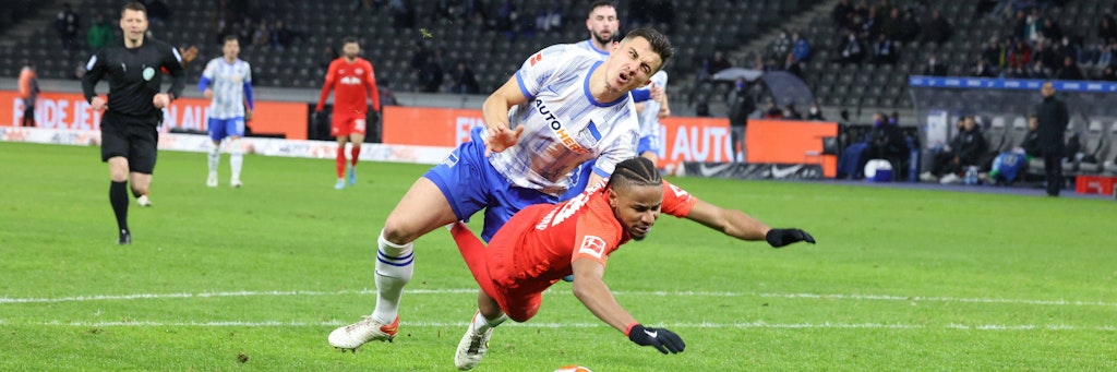 Unglücklich und ungeschickt: Verteidiger Marc Kempf, hier beim Verursachen eines Elfmeters gegen RB Leipzig, kommt bei Hertha noch nicht in den Tritt.