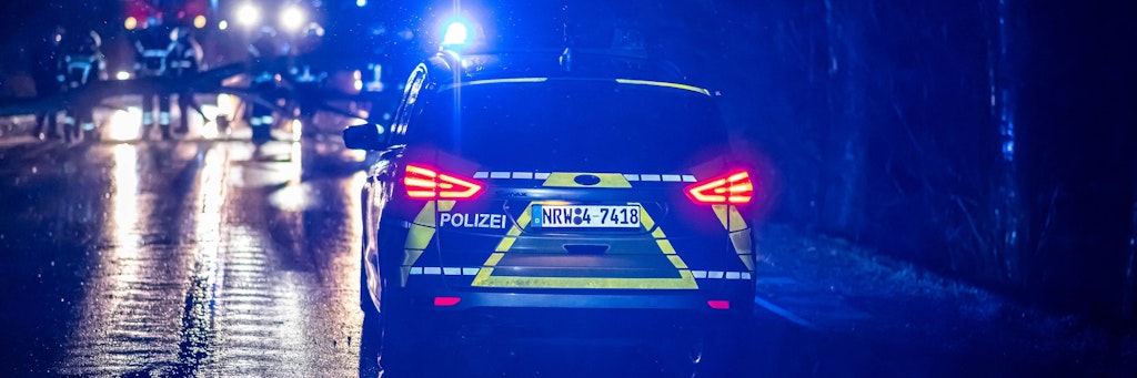 Feuerwehr und Polizei im Sauerland im nächtlichen Einsatz wegen Sturmtief Antonia.