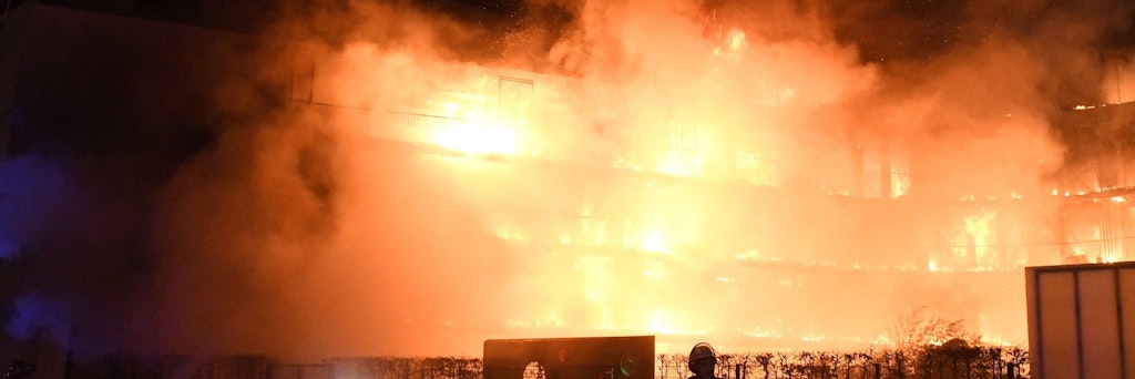 Flammen schlagen aus einem Wohnkomplex in voller Breite. Im Essener Westviertel steht seit dem frühen Montagmorgen ein ganzer Wohnblock in Flammen.