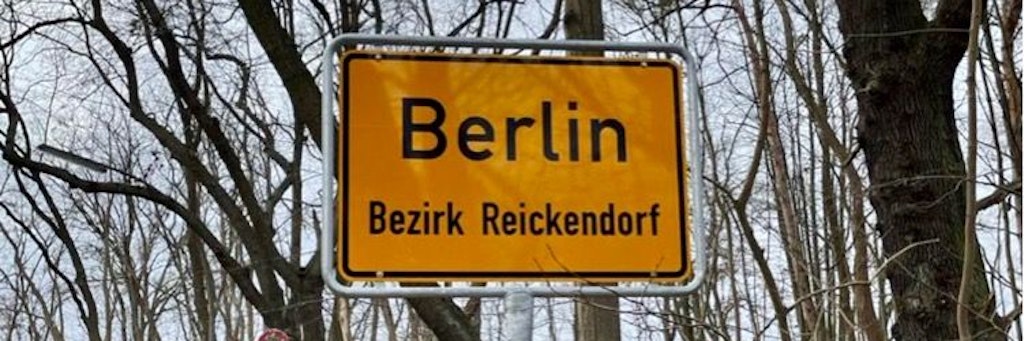 Verkehrte Welt in Reinickendorf. In dem Ortsschild fehlen eindeutig zwei Buchstaben.