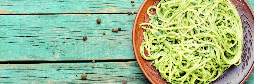 Aus Pistazien wird ein leckeres, cremiges, grünes Pesto für die Spaghetti.