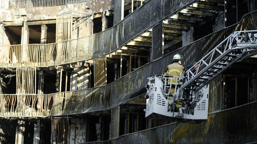 Zerstörter Wohnkomplex in Essen am Morgen nach dem Brand