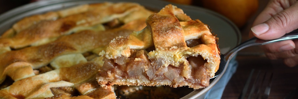 Dieser Birnen-Kuchen mit Gitter ist superschnell zubereitet und schmeckt herrlich süß und saftig.