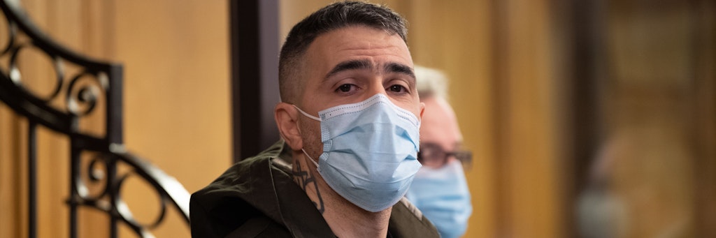 Anis Mohamed Youssef Ferchichi, bekannt unter dem Künstlernamen Bushido, sitzt als Nebenkläger im Prozess gegen den Chef eines bekannten arabischstämmigen Clans und drei seiner Brüder in einem Gerichtssaal.