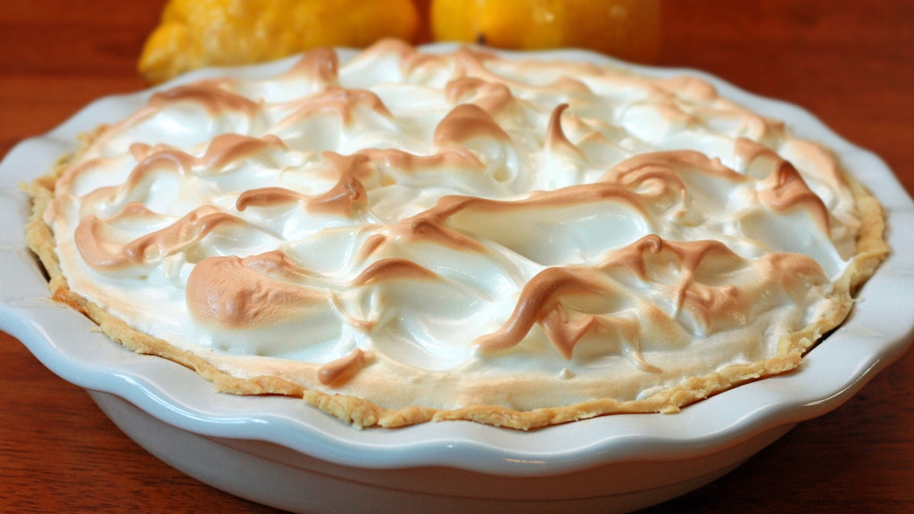 Wer mag, kann den Kuchen mit Zitronenfüllung und Baiserhaube, genannt Lemon Meringue Pie, auch kunstvoll verzieren.